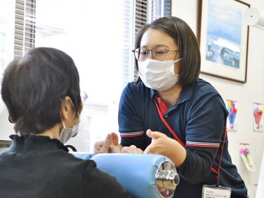 職員が利用者と会話する様子  