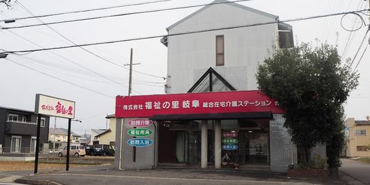 広い駐車場と建物外観