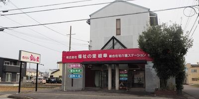 広い駐車場と建物外観