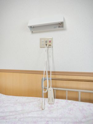 ベッド横の呼び出し装置居室  