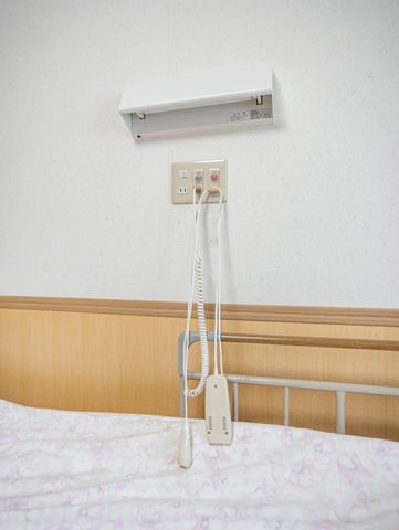 ベッド横の呼び出し装置居室  