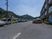 駐車場と建物外観  