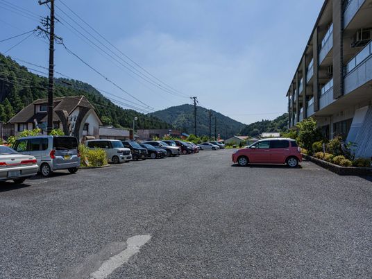 駐車場と建物外観  