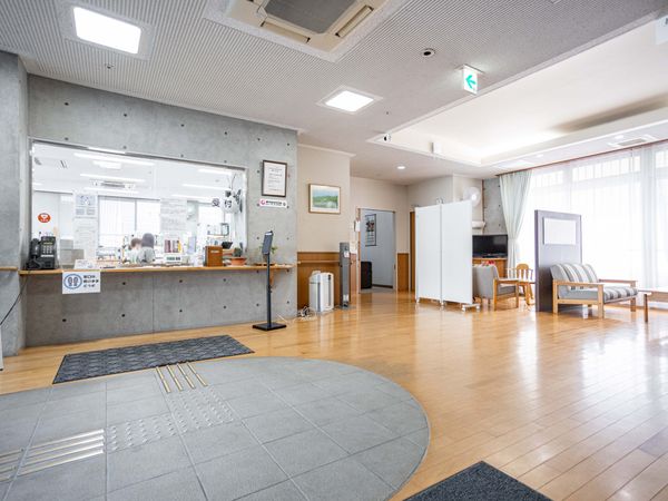 明るい受付と待合のあるロビー  