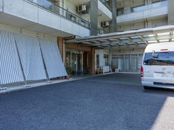 施設の車寄せ  