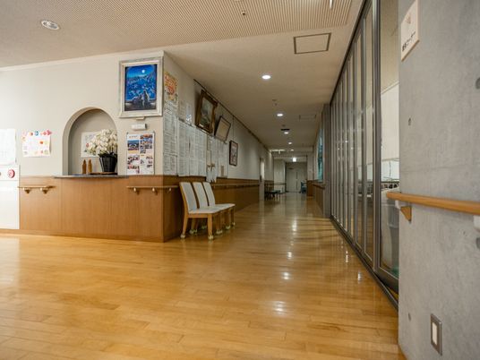 明るい廊下と受付付近  
