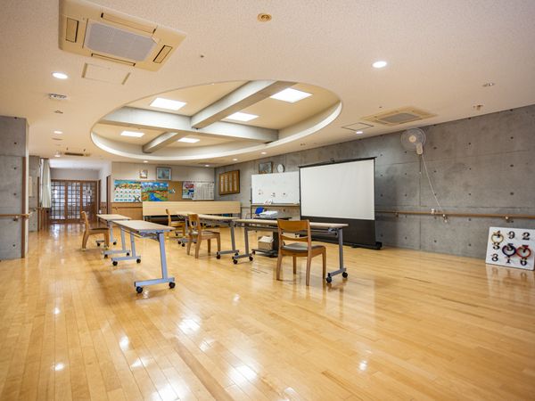 機能訓練室の広い室内  