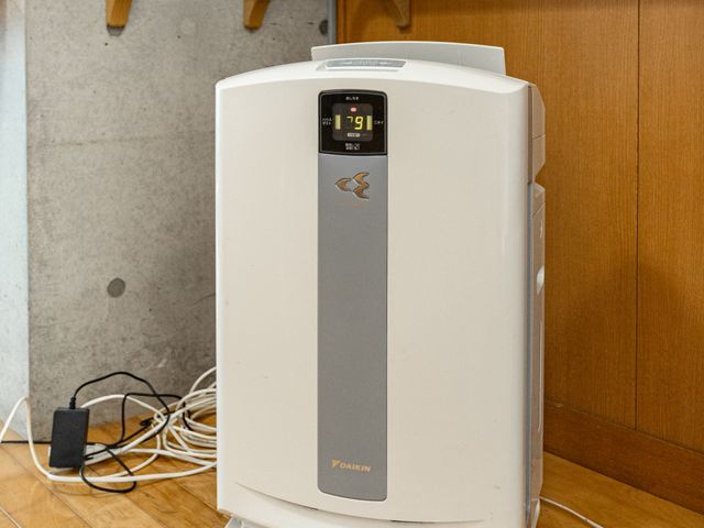 空気清浄機のある廊下 廊下   木目の手すりが続く廊下に空気清浄機が置かれています。移動しやすさを支える設備が整った空間です。