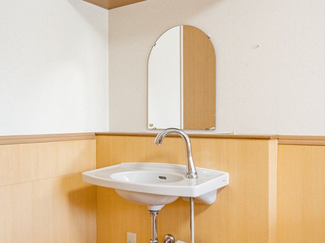 木目調の洗面台 洗面台   木目調でまとめられた洗面台です。手元がすっきりしており、清潔感のある空間です。