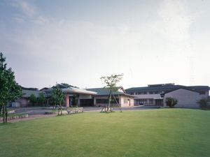 芝生広がる外観  