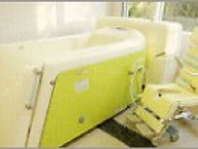 機能的な浴室設備 浴室 自然光が差し込む明るい空間で、安心して利用できる設備が整っています。