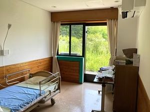 明るい居室のベッド脇  