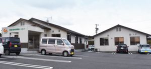 駐車場のある外観