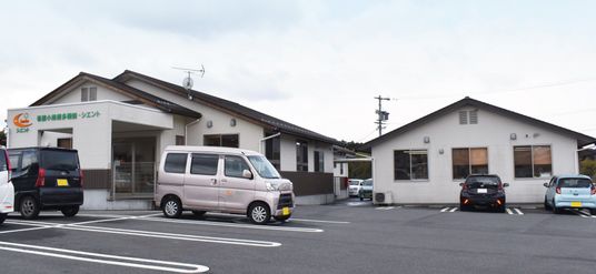 駐車場のある外観