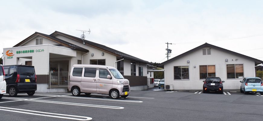 駐車場のある外観