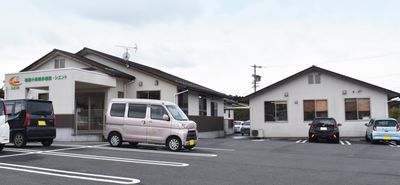 駐車場のある外観