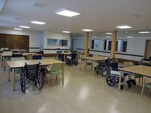 車椅子がある広い室内