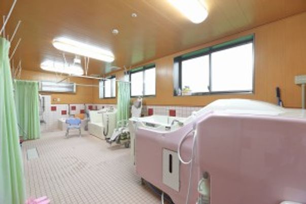 ** 明るい空間の浴室