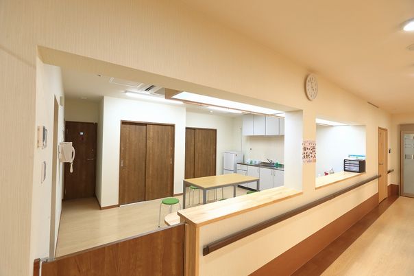 広い食堂のカウンター