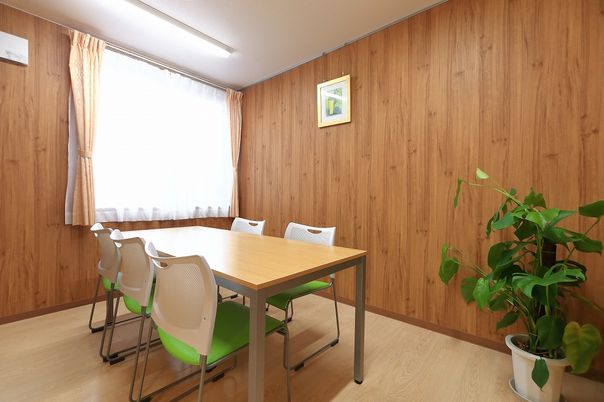 光差し込む会議室