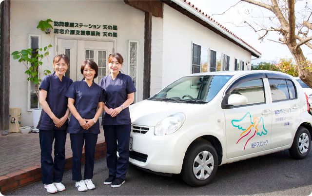 建物外観前に立つスタッフ