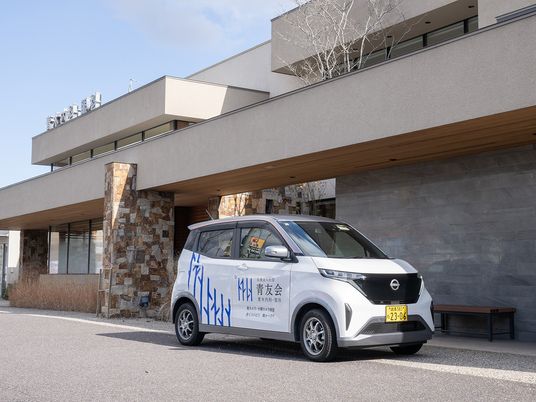 施設外観と送迎車  