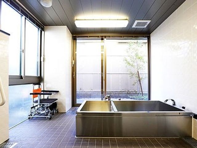 広々とした浴室 浴室 自然光が差し込む広々とした浴室です。誰もが快適に利用できる設計になっています。