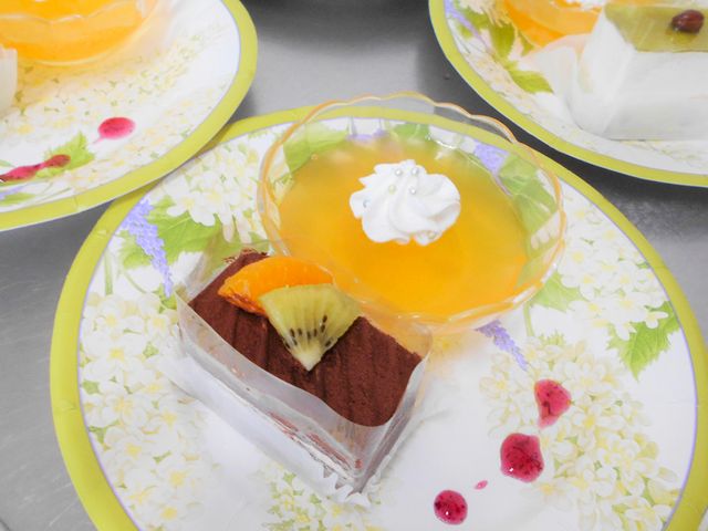 デザートの盛り合わせ 料理 彩り豊かなデザートが並んでいます。提供される食事が楽しみになる一皿です。