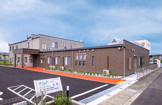 広い敷地の建物外観
