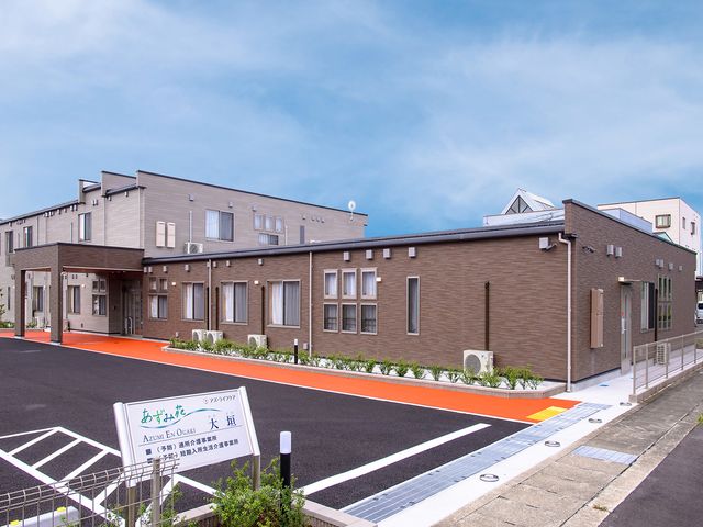 広い敷地の建物外観 外観 広々とした敷地に建つ、モダンで機能的なデザインの建物です。駐車場も完備されています。