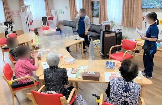 人々が集う広々とした部屋