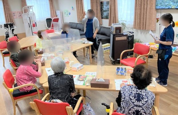 人々が集う広々とした部屋