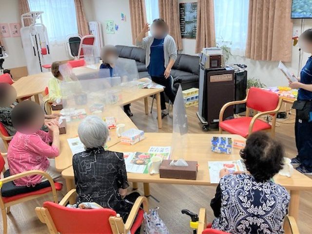 人々が集う広々とした部屋 多目的室 心地よい多目的スペースで、みんなで話し合いを行なっています。明るい室内で交流が深まります。