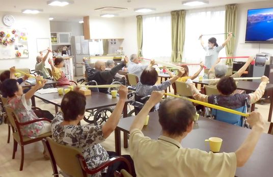 体操する人々の部屋