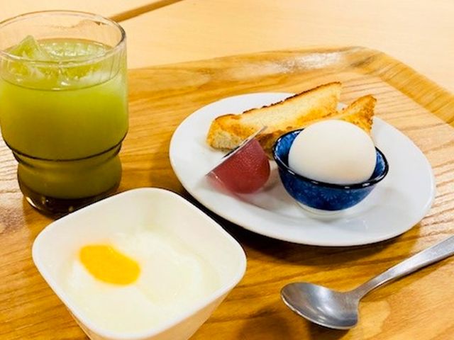 朝食セットの一例 食堂 栄養バランスのとれたメニューが提供される食堂です。爽やかな朝のひとときをお楽しみいただけます。
