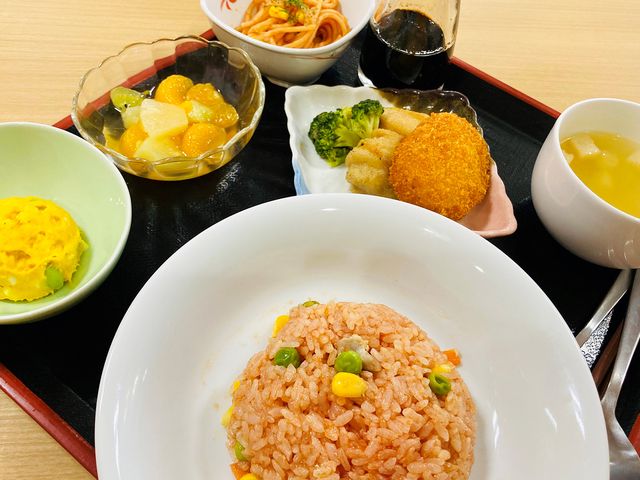 彩り豊かなランチプレート 食堂 栄養バランスの良いランチメニューです。多様な食材が使われ、見た目にも楽しめる工夫がなされています。