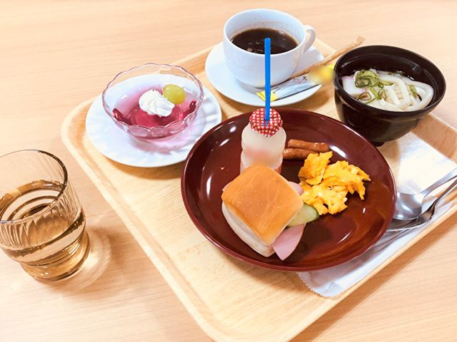 朝食の楽しいひととき 食堂 お好きな料理を自由に組み合わせて、ゆったりと朝の時間を過ごせます。パンや温かい飲み物も充実しています。