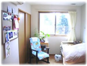 木漏れ日が入る居室  