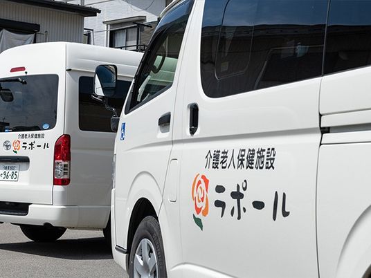 送迎車の駐車場  