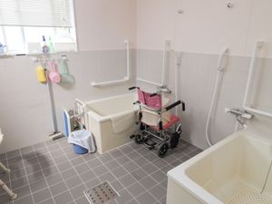 浴槽と介助椅子の浴室  