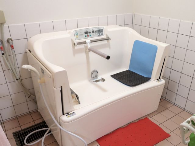 入浴用設備がある浴室 浴室 清潔で機能的な入浴用設備が整っています。誰もが安心して利用できる快適な空間です。