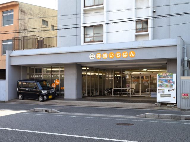 明るい施設の外観 外観 日差しを浴びた明るいエントランスでは、訪れる方を快適に迎えることができます。