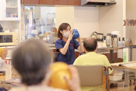 トレーニングを行う職員  