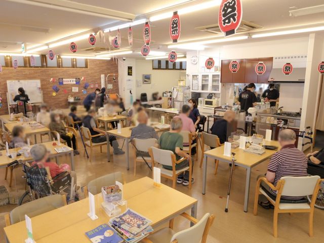 賑やかな食堂 食堂 自然光がたっぷり入る食堂では、利用者の皆さんがリラックスしておしゃべりや食事を楽しんでいます。