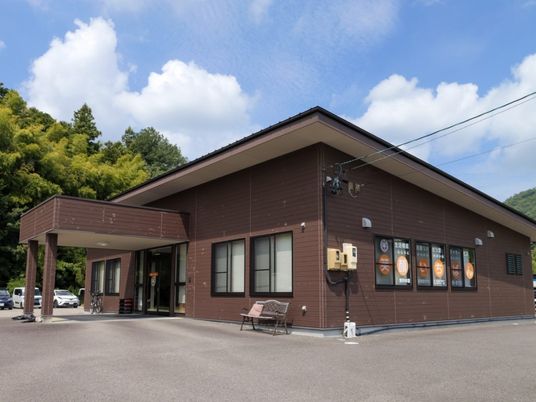 自然に囲まれた建物外観  