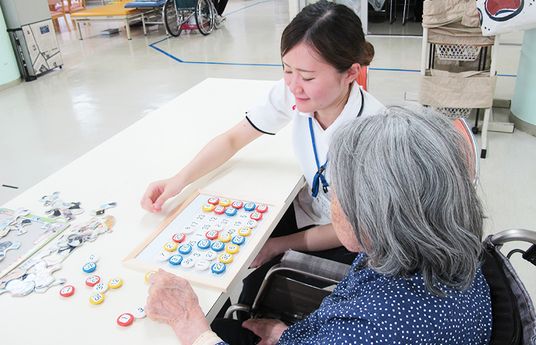 談笑中の機能訓練室  
