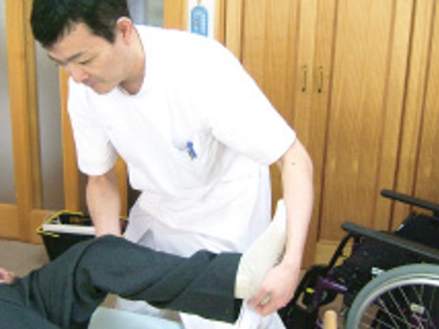 足のケア中の室内 スタッフイメージ スタッフが利用者のサポートをしている様子です。快適な環境での仕事が可能です。