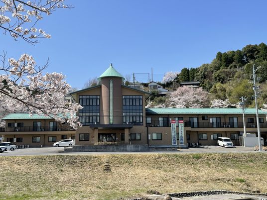 白い壁の建物の外観