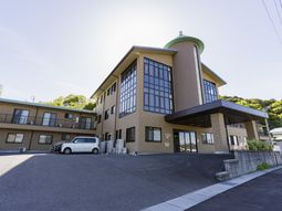 広々とした建物外観
