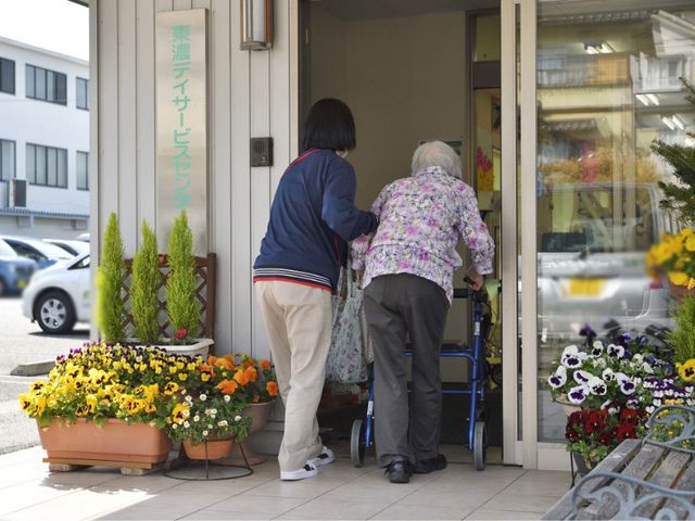 親しみやすいエントランス エントランス 花々が迎える玄関で、スタッフと利用者が一緒に過ごす時間が温かく感じられます。